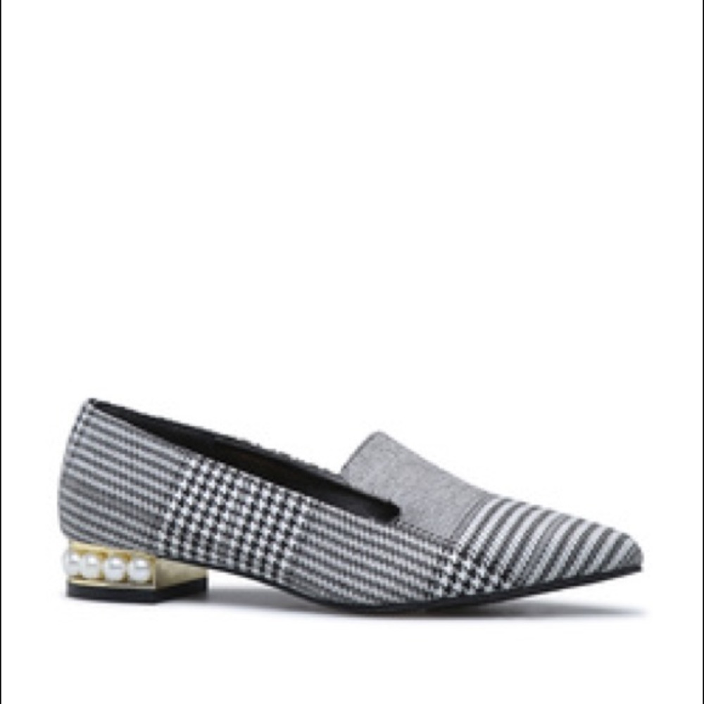 Flat shoes